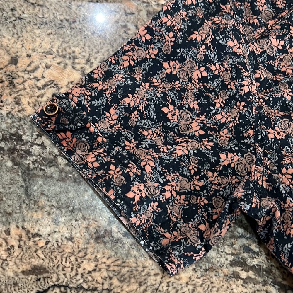 Casual Short-Sleeve Button-Down Shirt in Black with Coral Print - Picture 4 of 8